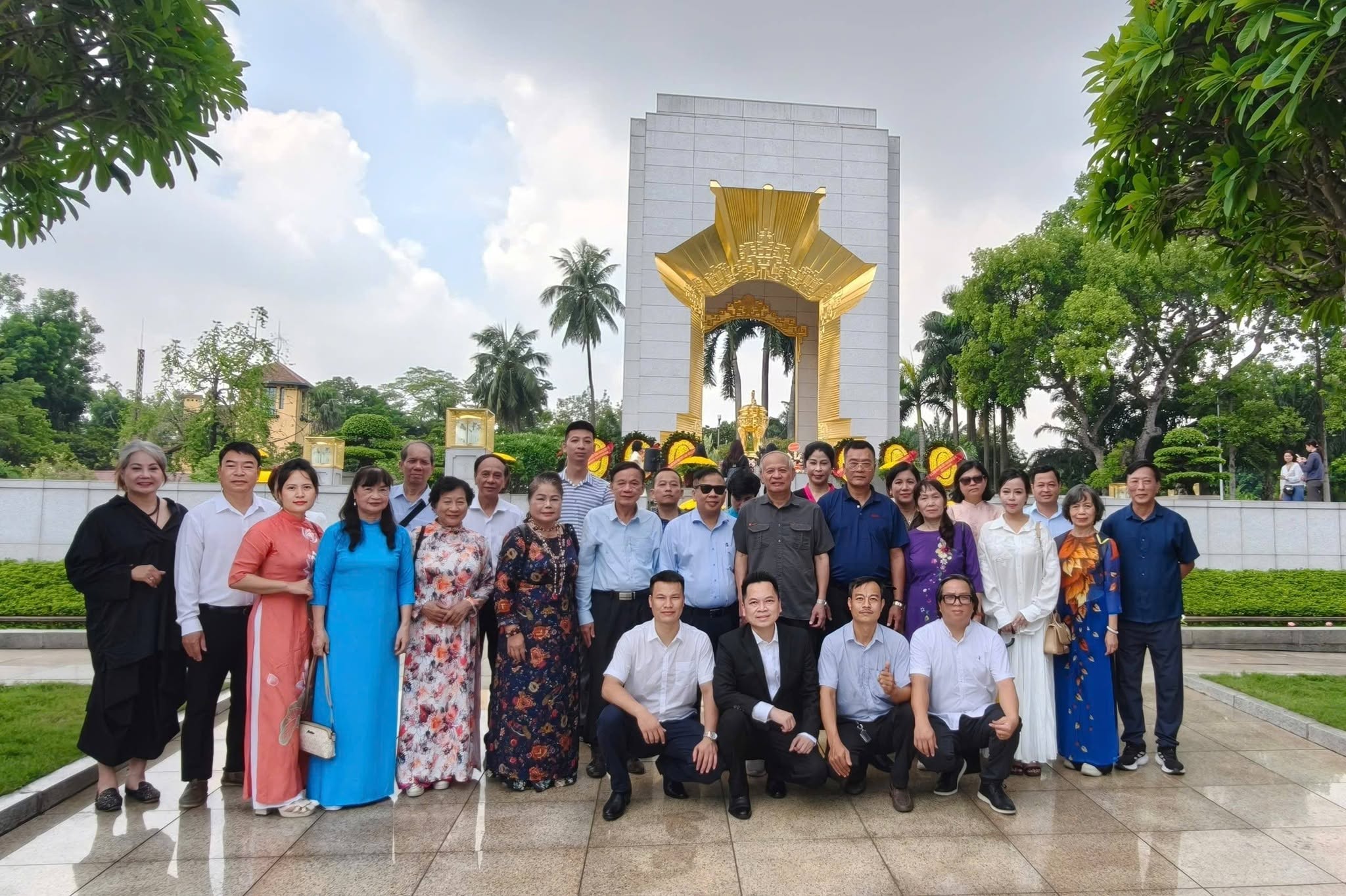 Nhà nghiên cứu Doãn Văn Kiên cùng các thành viên Viện IHP trong phút giây mặc niệm tri ân