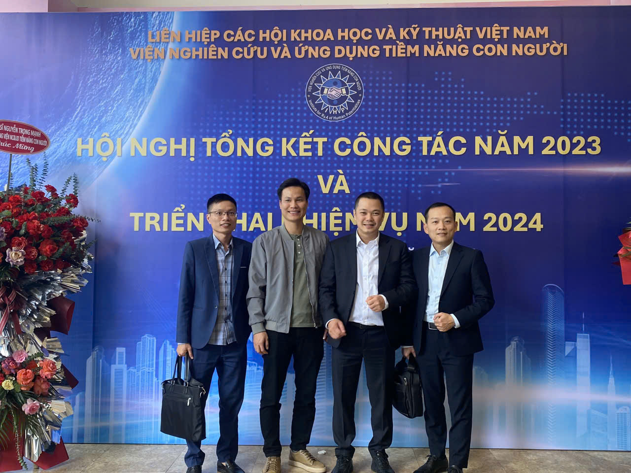 Phúc Báo Từ Cái Ôm Mỗi Tối: Khoa Học Về Sự Gắn Kết Cảm Xúc & Nghệ Thuật Nuôi Dưỡng Mộc Khí Cho Con